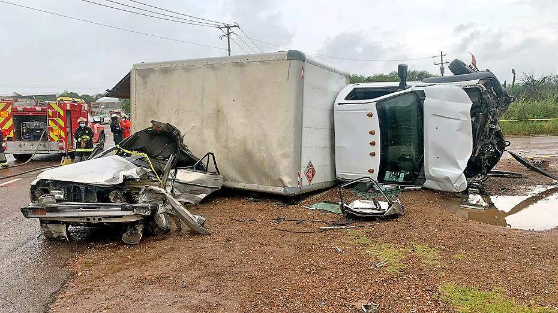 camion voclado aplastando un vehiculo